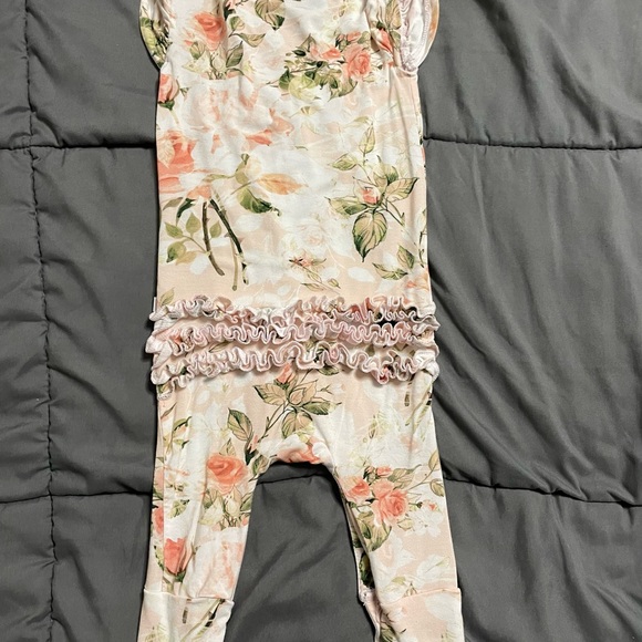 Posh Peanut baby girl pajamas bundle 6-9 Months
leopard bunny floral - Picture 12 of 13